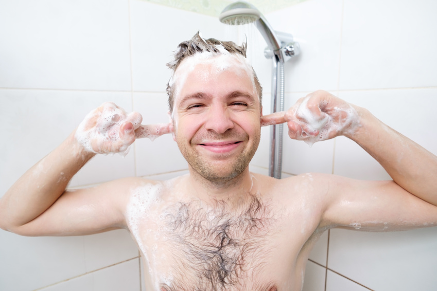 Das Monteurzimmer Tipps und Tricks für Vermieter Handwerker Monteur unter der Dusche Badezimmer