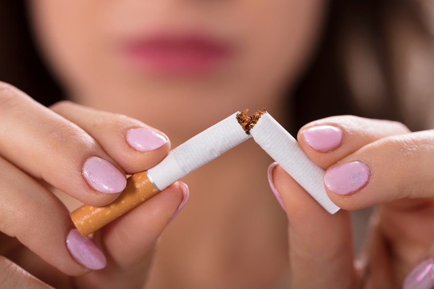 Nichtraucherschutzgesetz Gesetz Nichtraucher Zigarette zerbrechen Frau